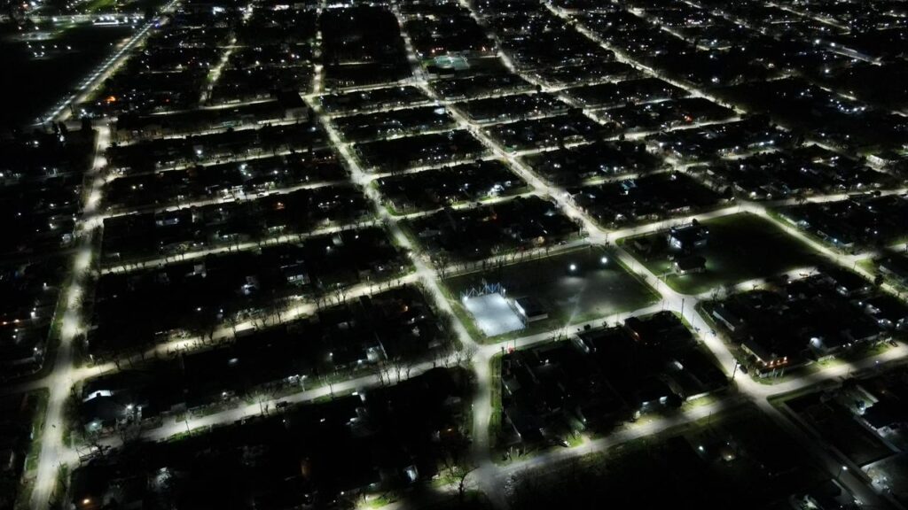 El Municipio completó la instalación de luminarias LED en tres barrios, garantizando más seguridad, eficiencia y ahorro energético.