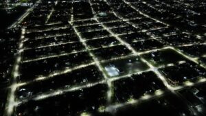 El Municipio completó la instalación de luminarias LED en tres barrios, garantizando más seguridad, eficiencia y ahorro energético.