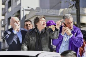 Piedrazos a la caravana del Presidente, hay dos detenidos